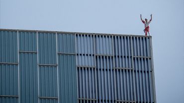 Французский Человек-паук взобрался на небоскрёб в знак протеста против войн