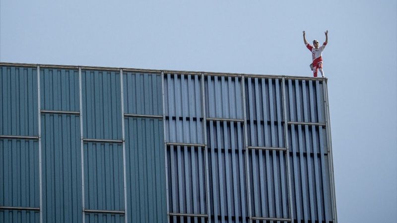 Французский Человек-паук взобрался на небоскрёб в знак протеста против войн