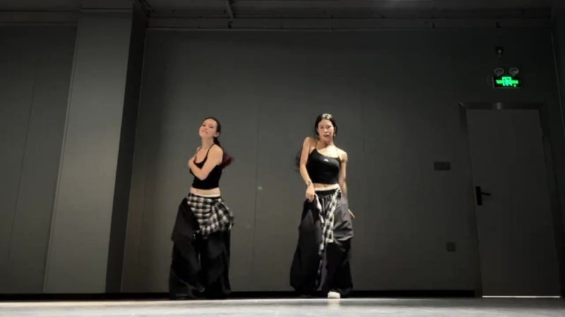 Simple and beautiful, sisters jump up. #Dance #fpy #@Benny 