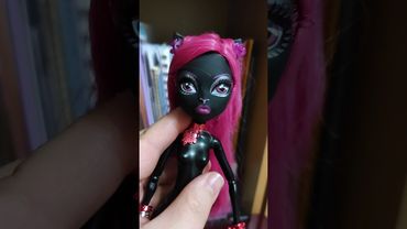 Кукла монстер хай Кэти Нуар базовая , отмываем  стендовую куклу.