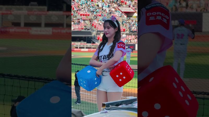 또 혼자 주사위 들었네 귀엽다 #이서윤 #이서윤치어리더#ktwiz #kt위즈 #kt위즈치어리더