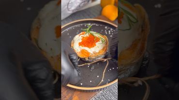 СТЕЙКИ ИЗ ЛОСОСЯ СО СЛИВОЧНЫМ СОУСОМ И КРАСНОЙ ИКРОЙ