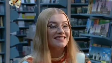 6 кадров. В книжном магазине