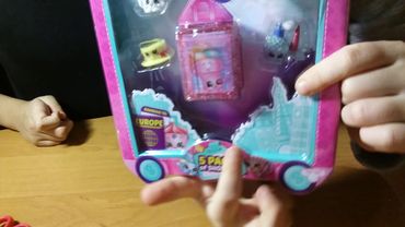 Мне моя подруга  подарила мне сюрприз и ми розпаковиваем