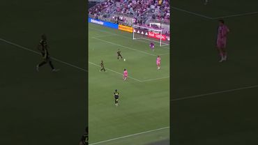 LIONEL MESSI EMBARRASSED GOALKEEPER WITH A CHIP 🍟 #football #soccer #shorts