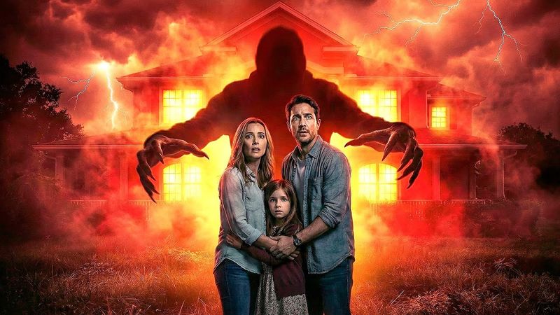 ДОМ С УЖАСАМИ! СЕМЬЯ КУПИЛА ЗАГАДОЧНЫЙ ДОМ! Ужасы. Не один.