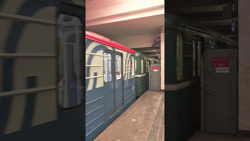 Электропоезд 81-717/714.5 «Номерной» прибывает на станцию «Водный Стадион»