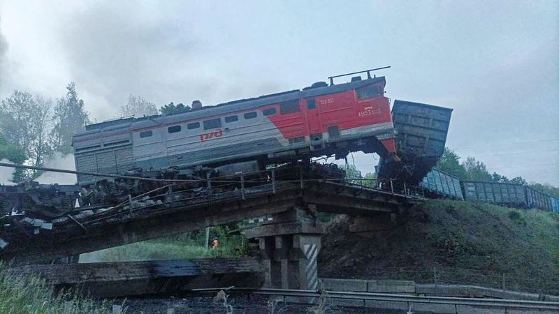 Исторический день. Россия в огне. Массированные атаки на авиабазы ​​и железные дороги.