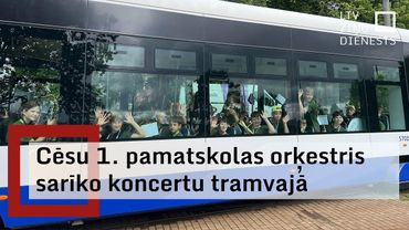 Cēsu 1. pamatskolas pūtēju orķestris piedimdina tramvaju un sarīko koncertu visiem pasažieriem
