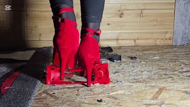 Red high heels crush model car #crushexperiment #pebbles #asmrcrush #highheels #modelcarcrush