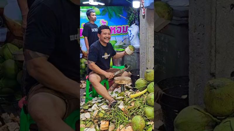 Master of the Blade: Precision coconut cutting—blindfolded speed! / 코코넛 달인! 너무 빨라서 안 보고도 자릅니다!