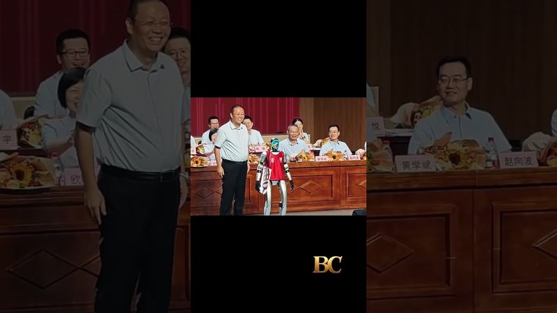 Robot humanoid ‘lulus’ di upacara SMA Tiongkok