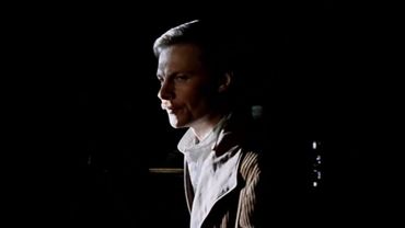 Шерлок Хомс играет на скрипке