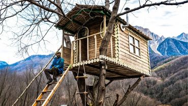 Mann Baut Netzunabhängiges Baumhaus Mit Wassermühle | Start to Finish by @crazybushcraft