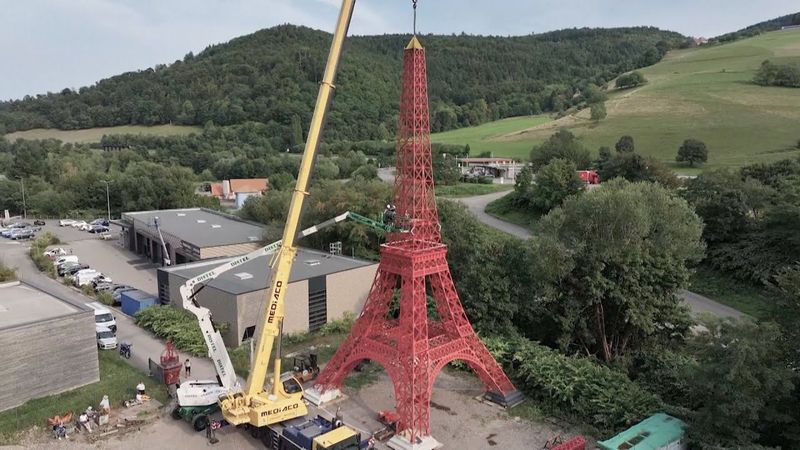 30-метровую копию Эйфелевой башни закончил строить пожилой француз