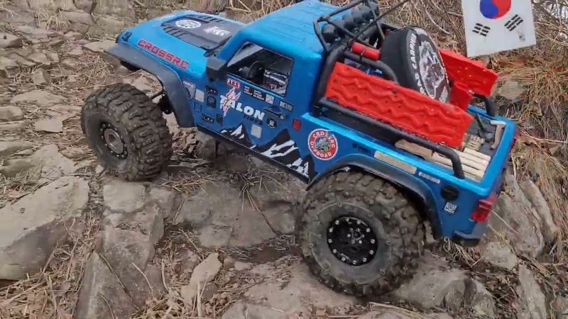 Customed 1/8 Jeep & Emo X mountain rock crawling