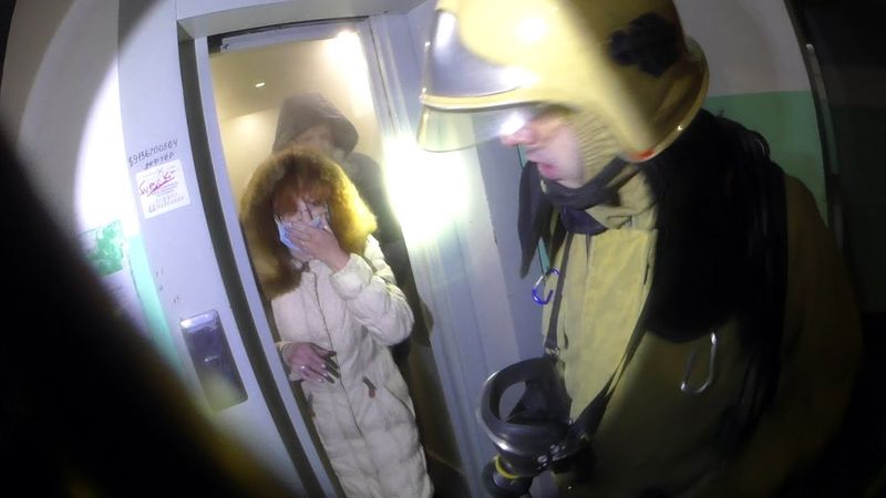 Пожар, 8 и 9 этаж.  Истеричка не дает тушить