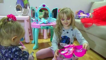 Маргарита и Лера НЕ ПОДЕЛИЛИ новую КОСМЕТИКУ Наряжаются чтобы быть самыми СТИЛЬНЫМИ