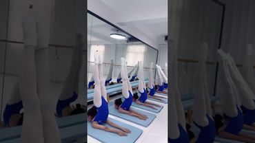 The passionate dance teacher teaches students the basic skills of dance #dance #chinesedancer