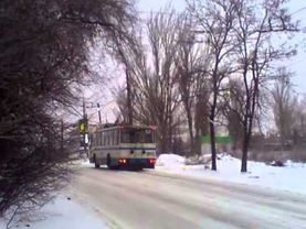 троллейбус скользит на подъеме