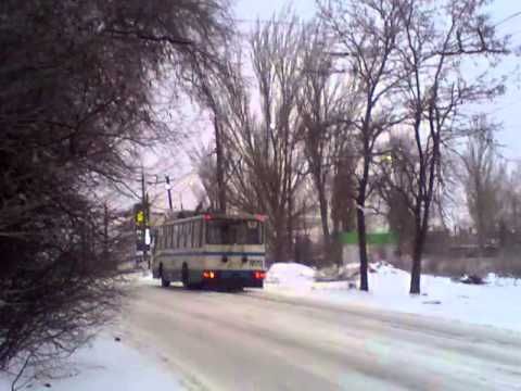 троллейбус скользит на подъеме