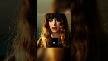 Монстр повторяет все движения за девушкой.