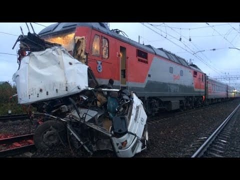 СМЕРТИ на ЖЕЛЕЗНОДОРОЖНОМ ПЕРЕЕЗДЕ! Жесть! 18+!