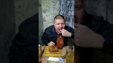 Выпил самогон и закусил мясом рулька по-баварски #еда #стрим