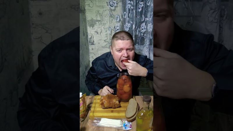 Выпил самогон и закусил мясом рулька по-баварски #еда #стрим