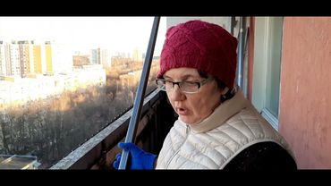 Как утеплить балкон самостоятельно. Первый день. Отмываю балкон и делаем стенку.