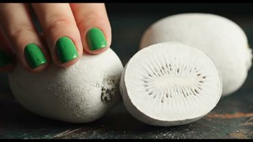 [ASMR] Gym chalk fruit crush - [4k]