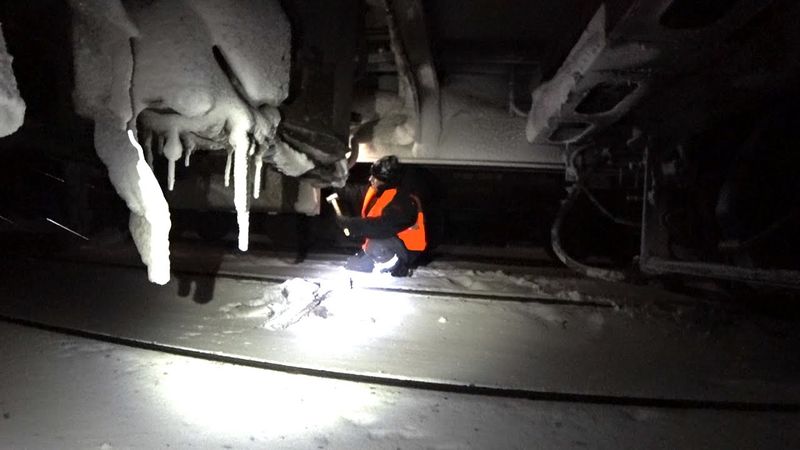 От такой работы локомотивы ДЫМЯТСЯ и покрываются ЛЬДОМ!