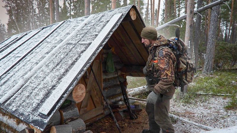 УШЁЛ ОХОТИТЬСЯ И РЫБАЧИТЬ НА МЕЛКУЮ ТАЁЖНУЮ РЕЧКУ В ИЗБУ "БОРОВУЮ"