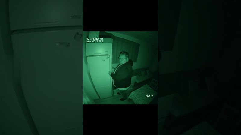 Тохы врывается в дом | Сгенерировано ИИ!!! #t2x2стрим #ai #funny #shorts