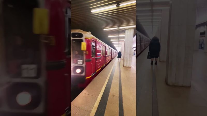 Номерной «красная стрела» прибывает на станции бульвар Рокоссовского! #метро #shorts #метрополитен