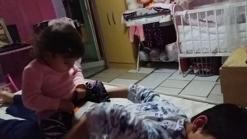 Brincando de cavalinho com mano