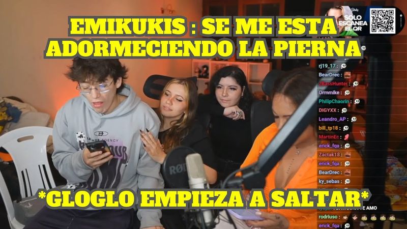 GLOGLO SE SIENTA EN LAS PIERNAS DE EMIKUKIS