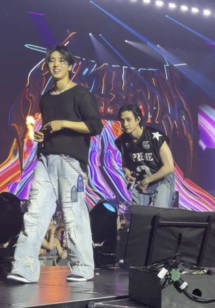 Not Chan revealing Han’s tattoo @Stray Kids #straykids #skz #bangchan...