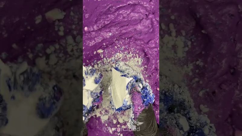 Gym chalk with violet paste