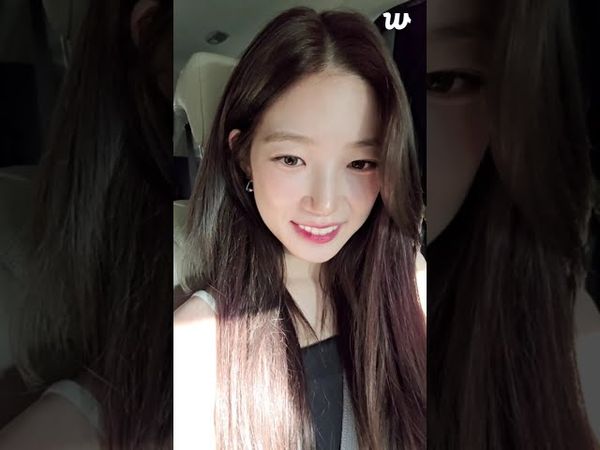 Le sserafilm Kazuha graceful vibe today 🖤💛