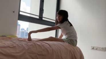 Showing you my sister’s gymnastic (Split) routine