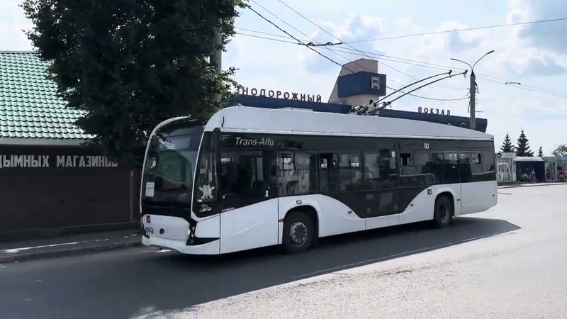 Троллейбус «Авангард» ВМЗ-5298.01 №10 у жд вокзала Ковров, июль 2025 года