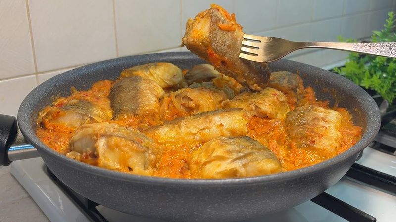 Готовлю рыбу по этому рецепту уже много лет! Секрет в подливе! Хек, минтай.