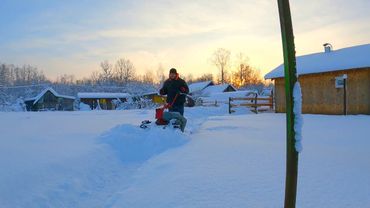 Severe snowstorms awaken animals from hibernation | Winter life of a rural farm