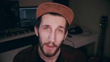 Умеет ли Джон Каллиган толкать свои вокальные курсы?