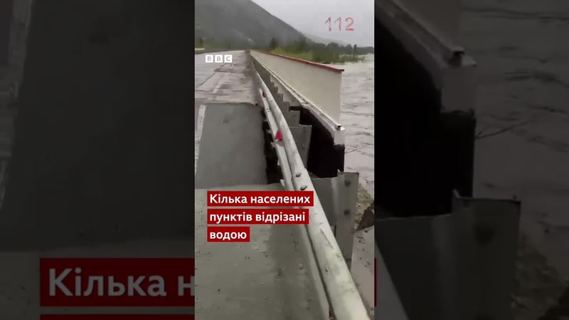 Бензовоз змило водою: руйнівні повені у Росії #новини #shorts #росія #повінь