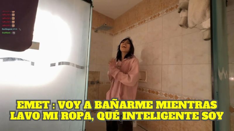 EMET LAVA SU ROPA Y SE BAÑA MIENTRAS HACE UN PASTEL