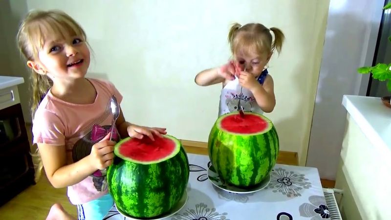 Маргарита и Лера пугают папа масками с АРБУЗА