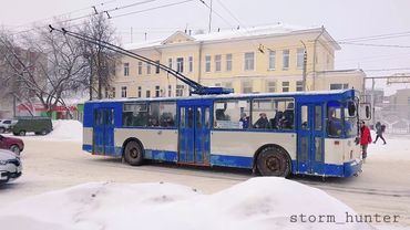 Тролза-5275.03 Оптима ЗиУ-682Г буксуют на дороге Russian trolleybuses slip on the icy road
