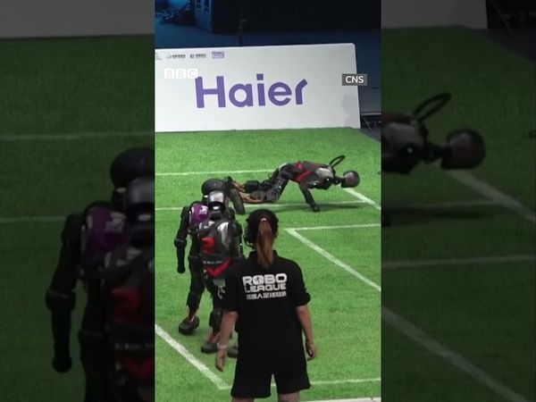 Роботи грають у футбол #shorts #роботи #ШІ #футбол #технології